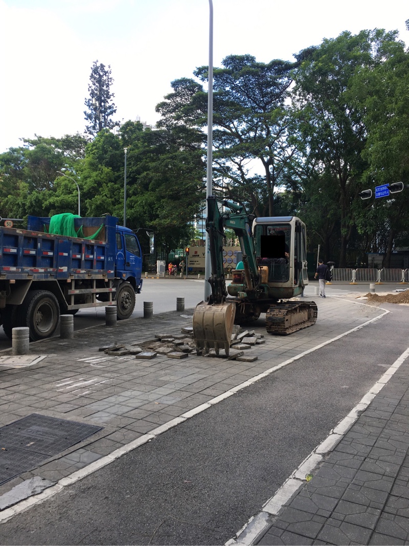 这么好的路也挖掉?