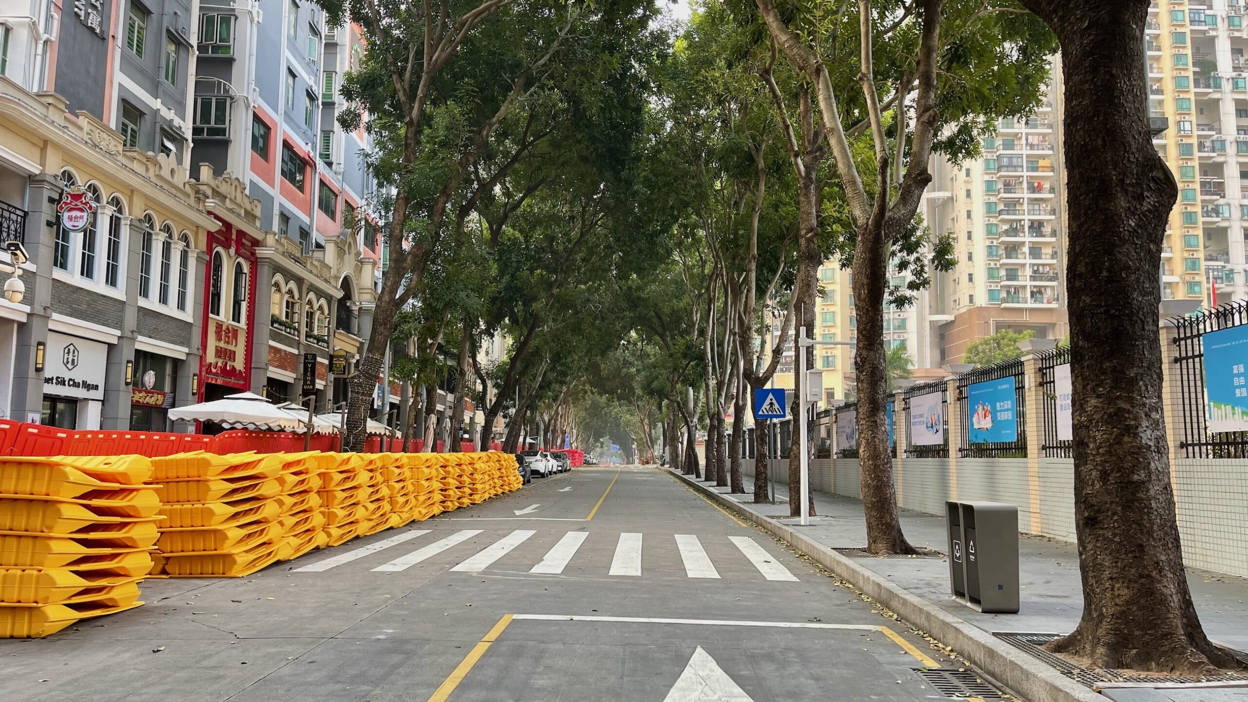 2月28日开始各居委会突然自行加码，实行“网格化围合管理”。图为昔日繁华的美食街成了鬼城。